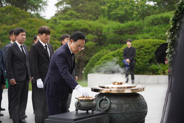 이용배 현대로템 대표이사가 25일 국립서울현충원 현충탑에서 순국선열 및 호국 영령에분향하고 있다. 현대로템 제공.