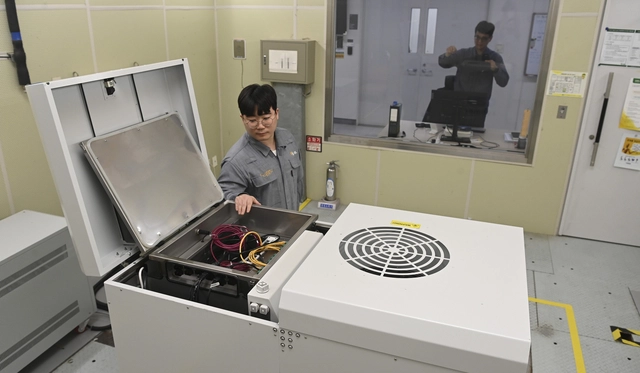 연구원이 수조 내부를 가리키며 액침냉각 기술 및 성능 테스트, 호환성 테스트 과정 전반에 대해 설명하는 모습. 백동현 기자