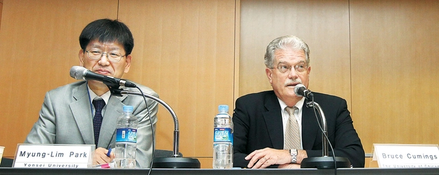 박명림(왼쪽) 교수가 한국전쟁 60주년 국제학술회의(2010년 연세대)에서 브루스 커밍스 미국 시카고대 석좌교수와 함께한 모습. 연합뉴스