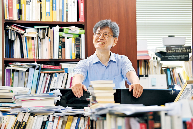 박명림 교수가 연세대 연구실에서 “앞으로도 ‘서생’의 길을 지키며 한국 사회가 나아갈 바를 제시하고 싶다”면서 “안식년에도 이렇게 나와 공부하는 게 제 숙명”이라며 웃었다. 문호남 기자