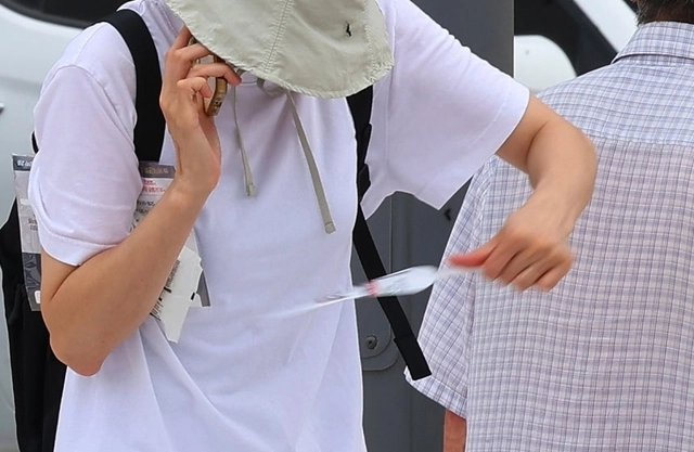 러브버그 털어내는 시민. 연합뉴스