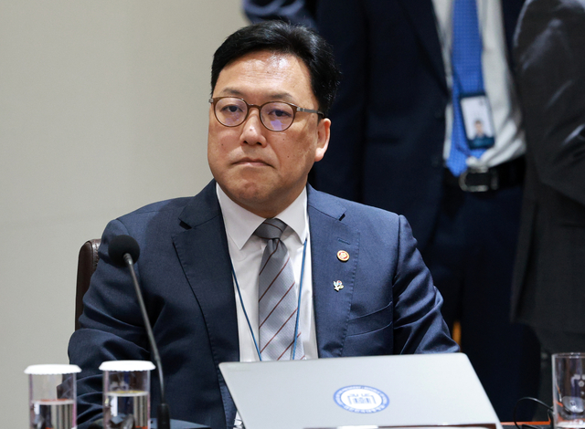 김병환 금융위원장이 5일 서울 용산 대통령실 청사에서 열린 국무회의에 참석하고 있다. 대통령실사진기자단