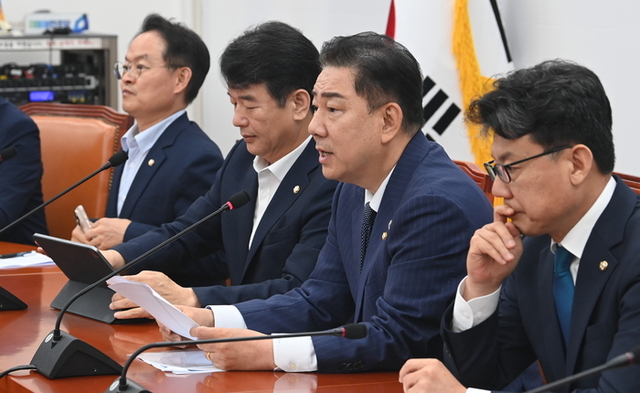 김병기(오른쪽 두번째)더불어민주당 당대표 직무대행 겸 원내대표가 1일 오전 국회에서 열린 원내대책회의에서 발언하고 있다. 2025.7.1. 곽성호기자