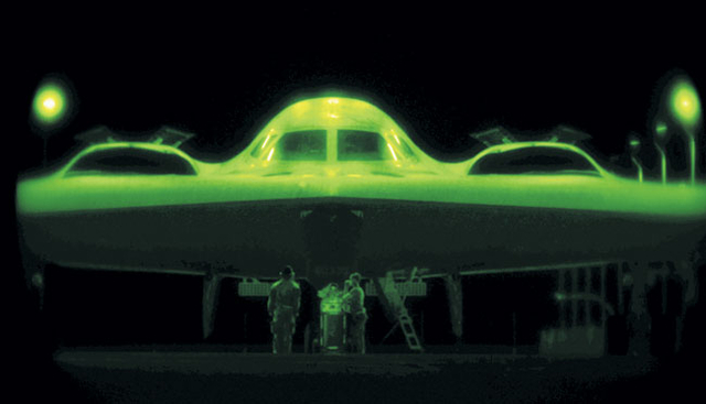 미국 공군의 B-2 스텔스 폭격기가 지난달 21일 이란 지하 핵시설 폭격작전(작전명 미드나이트 해머)을 위해 주둔지인 미주리주 화이트맨 기지에서 출격준비를 하고 있다. 이날 7대의 B-2가 GBU-57 벙커버스터 14발로 이란 핵시설을 공격했다. 로이터 연합뉴스