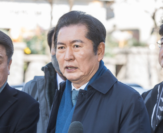 정청래 국회 탄핵소추위원장이 20일 서울 종로구 헌법재판소에서 열린 윤석열 대통령 탄핵심판 10차 변론기일에 출석해 입장을 밝히고 있다. 연합뉴스