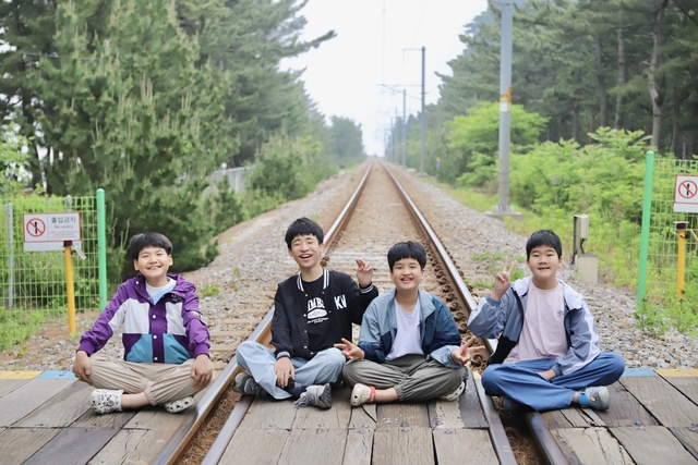지난 5월 29일 강원 강릉시 정동진으로 여행을 떠난 동심원 아이들이 기찻길에 앉아 포즈를 취했다. 초록우산 제공