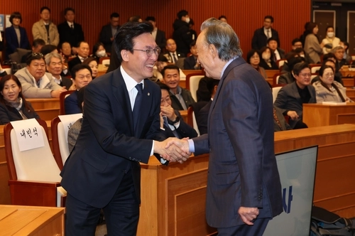 김민석(왼쪽) 국무총리 후보자가 지난 2023년 11월 국회에서 열린 자신의 출판기념회에서 권노갑 김대중재단 이사장과 악수하고 있다. 뉴시스