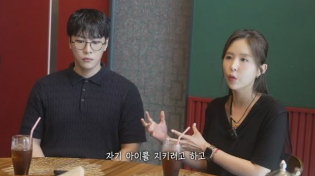 결혼을 앞둔 가수 신지(오른쪽)와 문원.