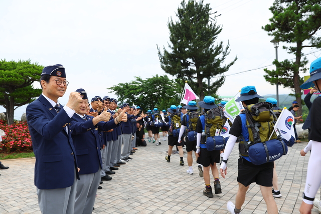 필자(신상태 재향군인회장·맨왼쪽)와 향군 간부들은 지난달 23일 7박 8일 대장정 여정을 시작하는 대학생들을 격려하며 가슴이 벅차오르는 것을 느꼈다. 향군 제공