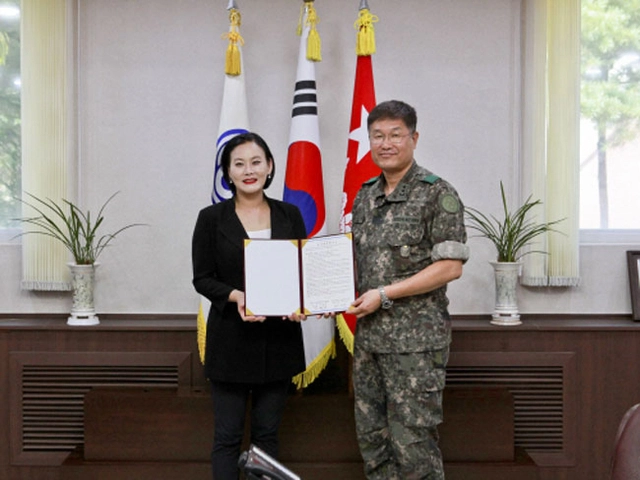 강건작 전 육군교육사령관이 2018년 제28보병사단장 재직 당시 경희사이버대와 학·군 협약을 맺고 기념사진을 찍고 있다. 경희사이버대 제공