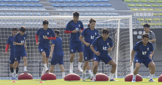축구대표팀 선수들이 3일 성남종합운동장에서 EAFF E-1 챔피언십을 대비한 첫 훈련을 진행하고 있다. 뉴시스