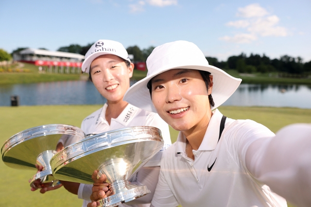 임진희(왼쪽)와 이소미가 지난달 30일 미국 미시간주 미들랜드 컨트리클럽에서 열린 LPGA투어 다우 챔피언십에서 우승한 뒤 트로피를 들고 환하게 웃으며 셀피를 찍고 있다. AFP 연합뉴스