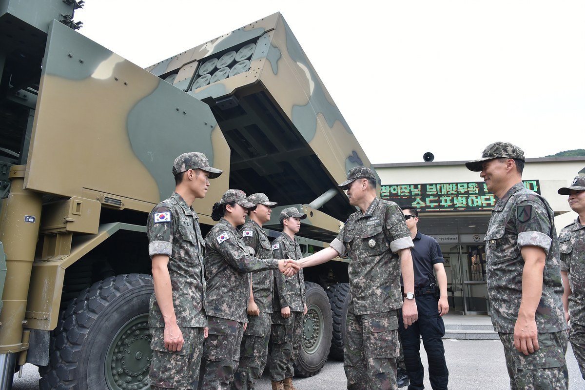천무부대 방문 합참의장 “적을 힘으로 압도하고 행동으로 승리할 ...