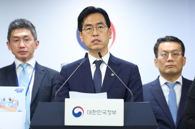 김민재 행정안전부장관 직무대행이 5일 정부서울청사 브리핑룸에서 민생회복 소비쿠폰 지급계획을 발표하고 있다. 연합뉴스