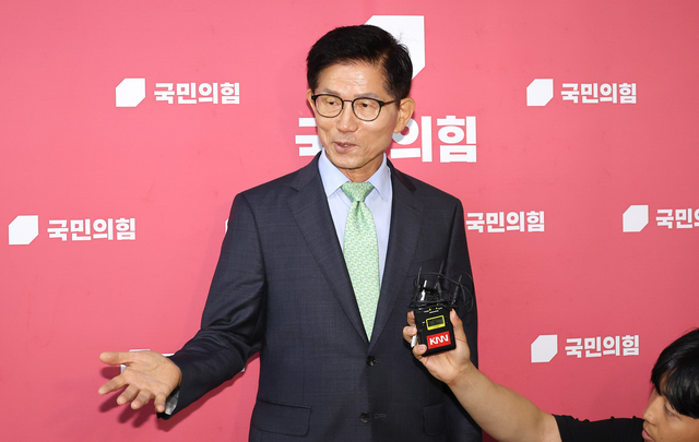 김문수 전 국민의힘 대통령선거 후보가 4일 국회에서 송언석 국민의힘 비상대책위원장 겸 원내대표와 만난 뒤 나와 취재진의 질문에 답변하고 있다. 연합뉴스