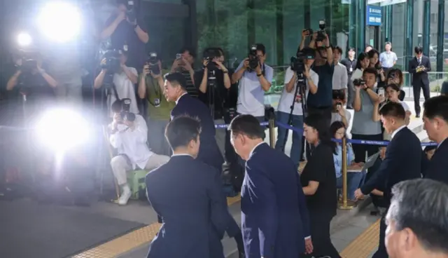 윤석열 전 대통령이 5일 내란 특검의 2차 조사를 받기 위해 조은석 특별검사팀 사무실이 있는 서울 서초구 서울고검에 출석하고 있다. 연합뉴스
