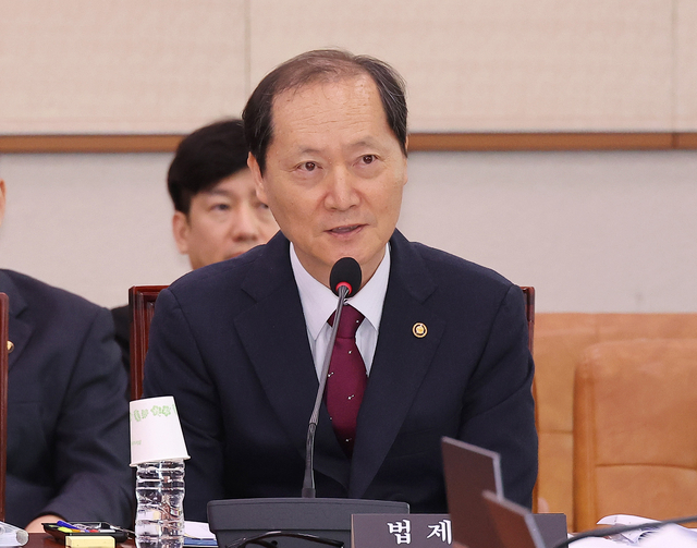 지난 1일 국회 법제사법위원회 전체회의에 출석한 이완규 법제처장 질의에 답변하고 있다. 연합뉴스