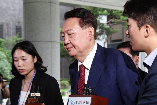 윤석열 전 대통령이 5일 내란 특검의 2차 조사를 받기 위해 조은석 특별검사팀 사무실이 있는 서울 서초구 서울고검에 출석하고 있다. 윤 전 대통령은 취재진 질문에 아무런 답변을 하지 않았다. 연합뉴스