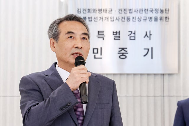 윤석열 전 대통령의 부인 김건희 여사 의혹 관련 사건을 맡은 민중기 특별검사가 지난 2일 오전 서울 종로구 KT광화문빌딩 웨스트에 마련된 특검 사무실에서 현판 제막을 마친 뒤 발언을 하고 있다. 곽성호 기자