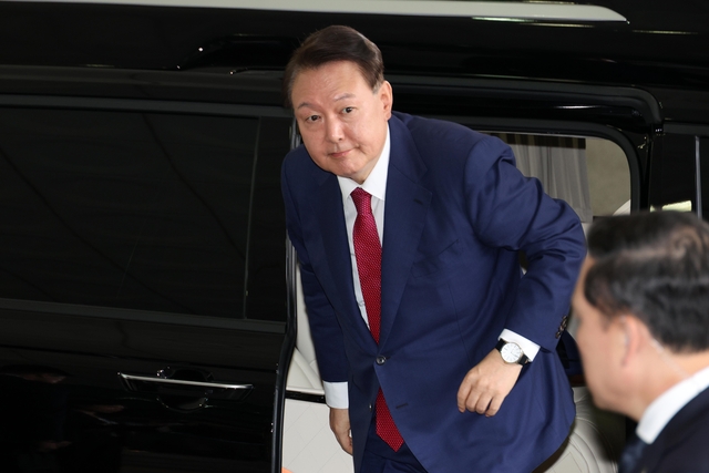 윤석열 전 대통령이 5일 내란 특별검사 2차 조사를 받기 위해 서울 서초구 서울고검에 출석하고 있다. 연합뉴스