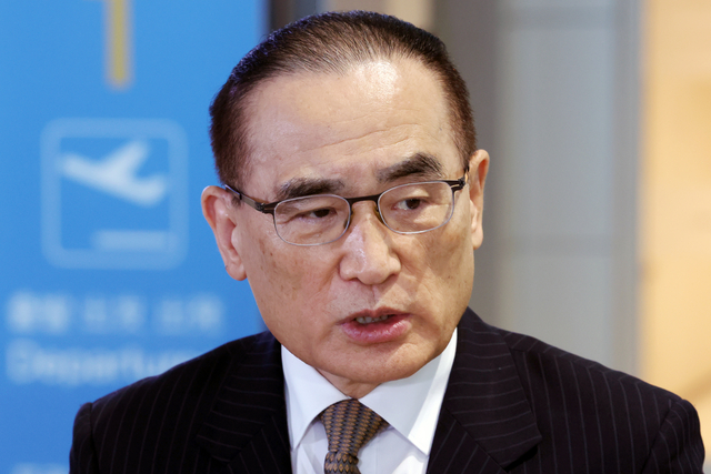 위성락 대통령실 국가안보실장이 6일 오전 인천국제공항 제2여객터미널에서 미국으로 출국하기 전 취재진 질문에 답변하고 있다. 뉴시스