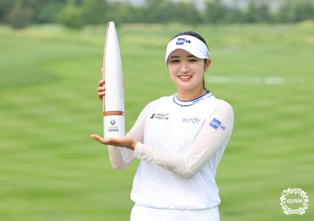 박혜준이 6일 인천 베어즈베스트 청라에서 막 내린 KLPGA투어 제15회 롯데 오픈에서 우승한 뒤 트로피를 들고 환하게 웃고 있다. KLPGA 제공
