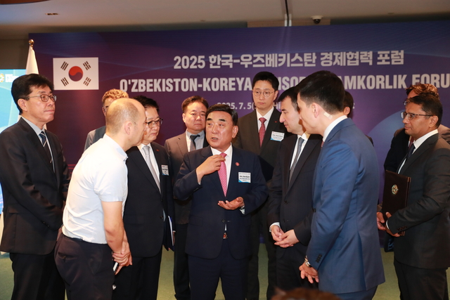 김두겸(가운데) 울산시장이 지난 5일 우즈베키스탄 타슈켄트 힐튼호텔에서 ‘한국-우즈벡 경제협력 포럼’을 가진 뒤 관계자들와 이야기를 나누고 있다. 울산시청 제공