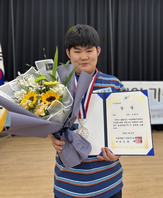 ‘2025 서울특별시 장애인 기능경기대회’  바리스타 부문 은상을 수상한 서울 영등포구의 조형진 학생. 영등포구청 제공