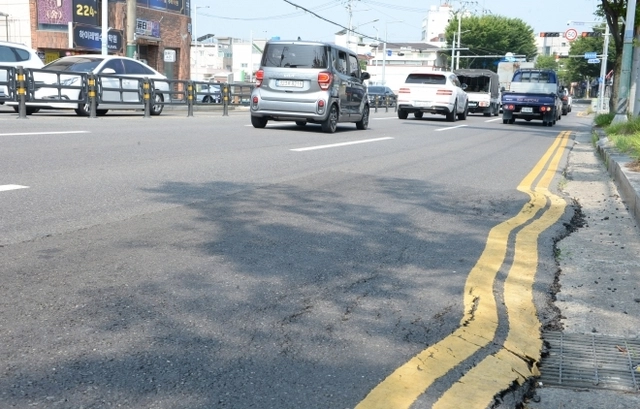 울산전역에 폭염경보가 내려진 7일 오전 울산 중구 한 주유소 앞 도로가 폭염에 휘어져 있다. 뉴시스