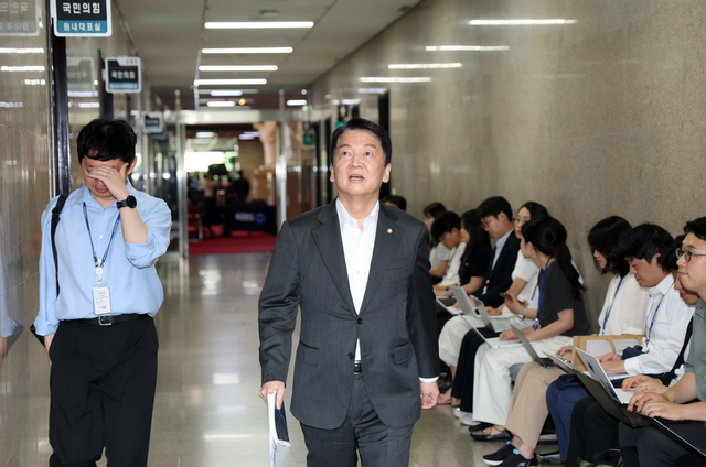 안철수 국민의힘 신임 혁신위원장이 송언석 비대위원장과 면담하기 위해 2일 오후 국회 본청 원내대표실로 향하고 있다. 공동취재단