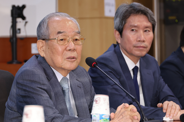 임동원(사진 왼쪽) 전 통일부 장관이 7일 서울 여의도 국회 의원회관에서 ‘김대중 노무현 문재인 정부의 대북정책에서 본 이재명 정부의 올바른 대북정책 방향’을 주제로 열린 간담회에서 강연하고 있다. 연합뉴스