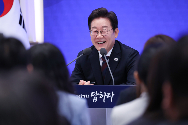 이재명 대통령이 3일 청와대 영빈관에서 열린 ‘대통령의 30일, 언론이 묻고 국민에게 답하다’ 기자회견에서 발언하고 있다. 연합뉴스