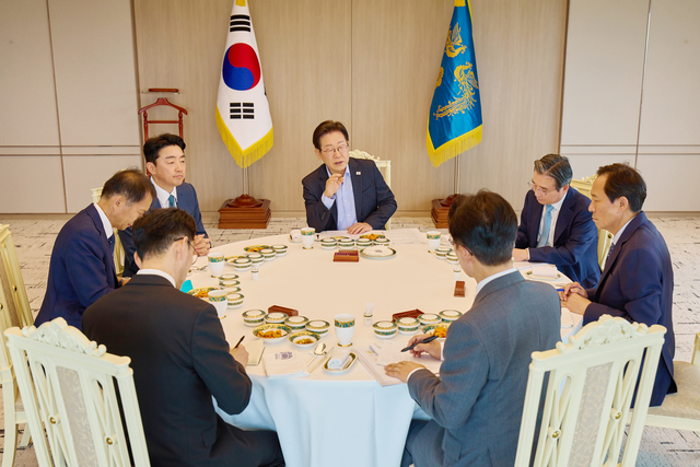 이재명 대통령이 7일 서울 용산 대통령실 청사에서 김민석 국무총리와 주례 보고 회동을 하고 있다.  대통령실 제공