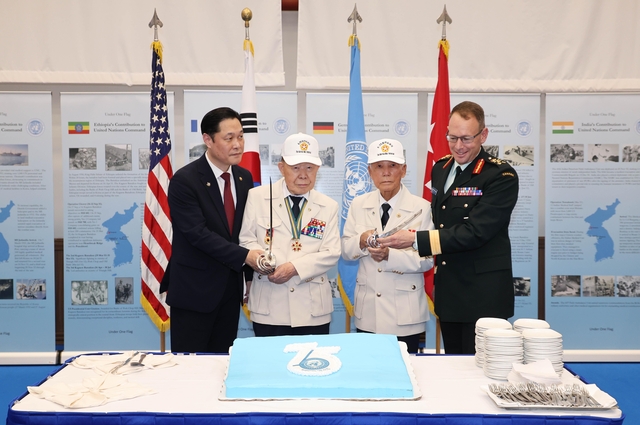 이희완(왼쪽부터) 국가보훈부 차관, 6.25 참전용사 김홍수 대령(퇴역), 황수곤(병장 전역), 데릭 맥컬리 유엔사 부사령관이 8일 오전 경기 평택시 캠프험프리스 유엔사 본청에서 열린 유엔사 창립 기념행사에서 커팅식 기념촬영을 하고 있다. 사진공동취재단/뉴시스