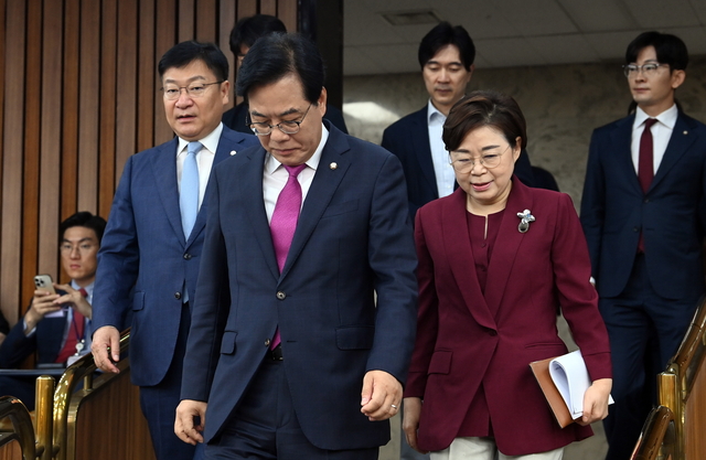‘혁신’한발짝도 못 떼고…