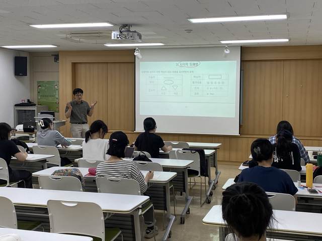 서울 구로구의, 지난 수시 논술특강 강의 모습. 구로구청 제공
