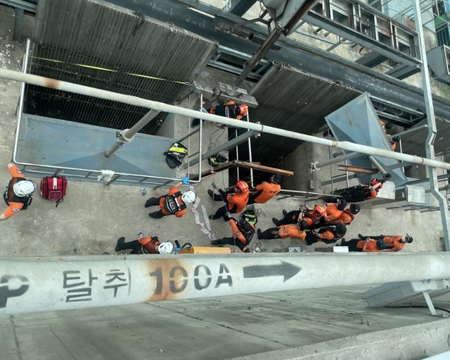 7일 경기 부천시 굴포천 하수종말처리장에서 소방대원들이 전날 인천 계양구 맨홀 내부 작업 도중 실종된 50대 남성에 대한 수색작업을 하고 있다. 인천소방본부 제공