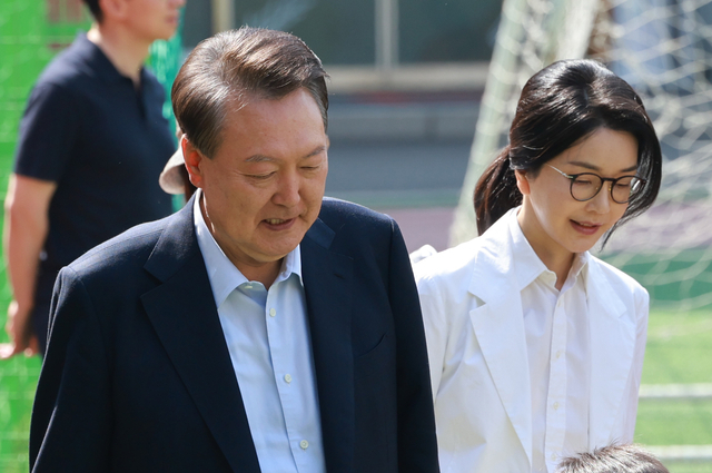 윤석열 전 대통령과 김건희 여사가 제21대 대통령 선거일인 6월 3일 서울 서초구 원명초등학교에 마련된 서초4동 제3투표소에 도착하고 있다. 연합뉴스