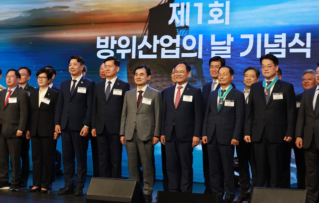 석종건(왼쪽 4번째) 방위사업청 청장, 안규백(왼쪽 5번째) 국방부 장관 후보자 등이 8일 오전 서울 용산구 그랜드 하얏트 서울 그랜드볼룸에서 열린 제1회 방위산업의 날 기념식에서 기념촬영을 하고 있다. 뉴시스 제공