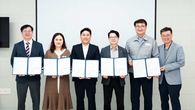 HD현대중공업 관계자들이 8일 울산광역시동구장애인복지관에서 발달장애인 지원금 3500만원을 전달한 뒤 기념 사진을 찍고 있다. HD현대중공업 제공