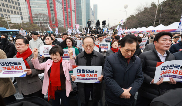 김기현, 추경호 국민의힘 의원 등이 1일 서울 여의대로에서 세이브코리아가 연 ‘3·1절 국가비상기도회’에서 윤석열 대통령 탄핵 기각을 촉구하며 기도하고 있다. 연합뉴스
(끝)