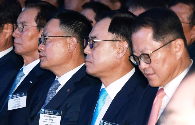 방위산업 업체 대표들이 8일 오전 서울 용산구 그랜드 하얏트 서울 그랜드볼룸에서 열린 제1회 방위산업의 날 기념식에 참석하고 있다. 왼쪽부터 신익현 LIG넥스원 대표이사 사장, 손재일 한화에어로스페이스 대표이사, 이용배 현대로템 대표이사 사장, 김희철 한화오션 대표이사. 뉴시스 제공
