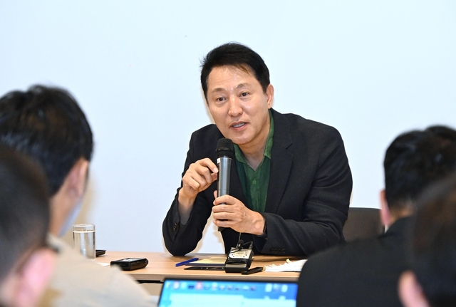 오세훈 서울시장이 5일(현지 시간) 이탈리아 밀라노에서 열린 기자 간담회에서 기자들의 질문에 답변하고 있다. 서울시청 제공