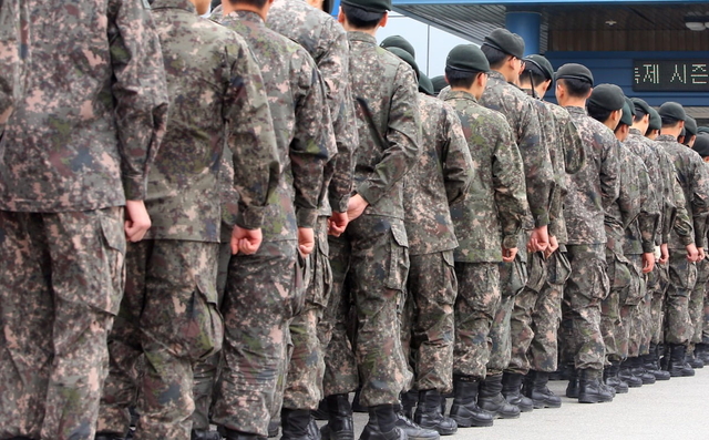 현역복무 마친 예비역 병장 215명 자원해 하사 계급장 달았다…올해 첫 시행 | 문화일보