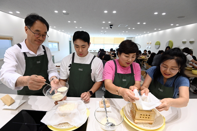 지난 6월 27일 충북 음성군 대소면 풀무원음성두부공장에서 대금고 교사들이 두부 만들기 체험을 하고 있다. 곽성호 기자