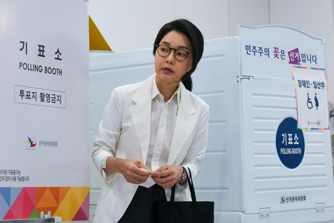  김건희특검 “‘김건희 집사’ 4월 출국…수사 착수”