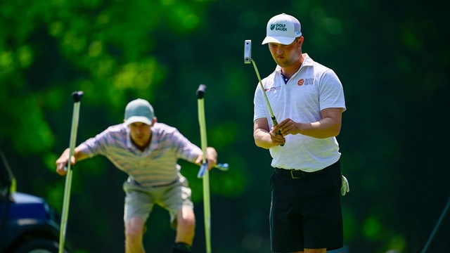 미국골프협회(USGA) 주관 대회에서 3연패에 도전하는 잉글랜드의 킵 포퍼트(오른쪽)가 9일(한국시간) US 어댑티브 오픈 2라운드에서 퍼팅라인을 보고 있다. USGA 제공