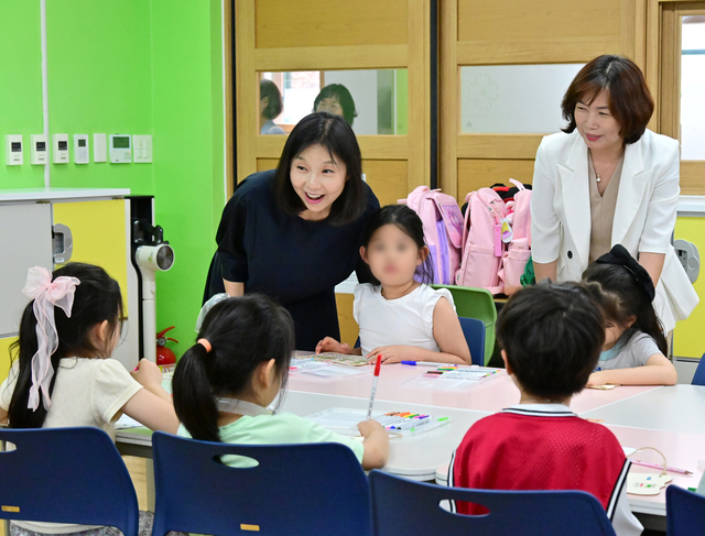폭염경보 관련 이문초등학교 냉방기 점검하는 최호정 의장. 서울시의회 제공