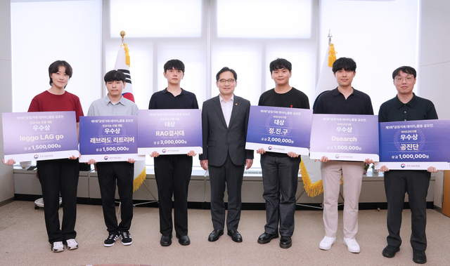 9일 세종시 공정거래위원회 공정위원장실에서 진행된 ‘제1회 공정거래 데이터 활용 공모전 시상식’에서 한기정(가운데) 공정위원장과 수상자들이 기념 촬영을 하고 있다. 공정위 제공