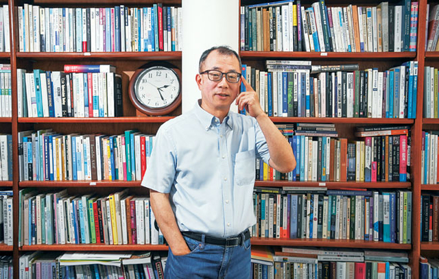 윤석민 서울대 언론정보학과 교수가 6월 4일 서울 관악구 서울대 IBK커뮤니케이션센터 연구실에서 한국 언론의 위기와 혁신 방안에 대해 설명하고 있다. 백동현 기자